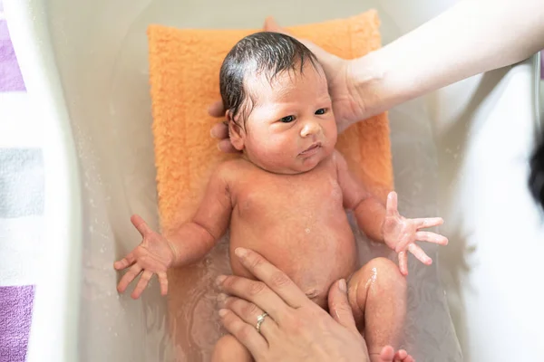 Små Barn Badar Först Mammas Händer Lustigt Babyansikte Och Öppna — Stockfoto