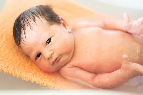 Närbild Nyfödda Barnet Njuta Hennes Första Bad Vackert Ansikte Vått — Stockfoto