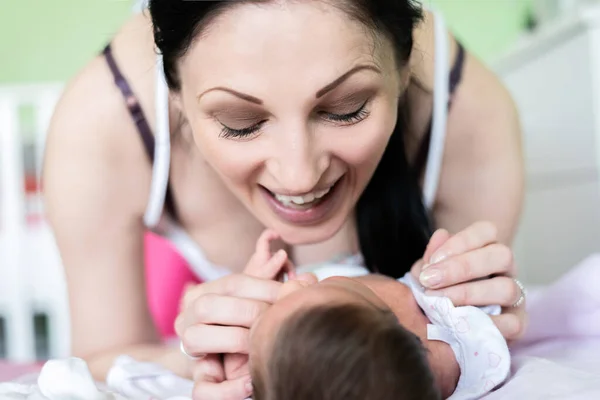 Hermosa Mamá Con Expresión Emocional Apoya Cara Tiernamente Acaricia Bebé —  Fotos de Stock