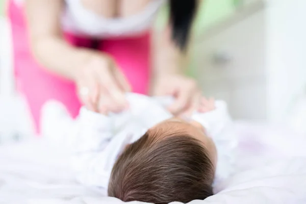 Suddig Bakgrund Mamma Byta Blöjor Till Baby Uppfattat Utrymme Vackert — Stockfoto