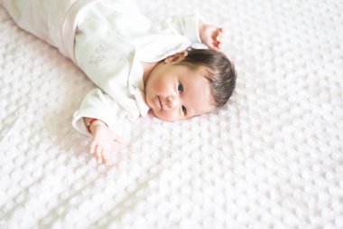 Bebek güzel bebek pembe battaniyeye uzanıyor. Kopyalama alanı ile resim