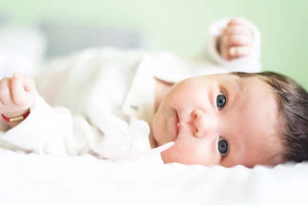 Primer Plano Bebé Lindo Recién Nacido Acostado Cama Mirando Cámara —  Fotos de Stock