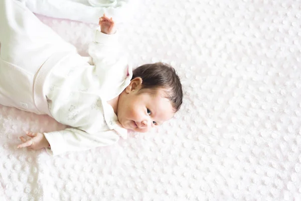 Bebé Hermoso Bebé Acostado Una Manta Blanca Fotos Con Espacio —  Fotos de Stock