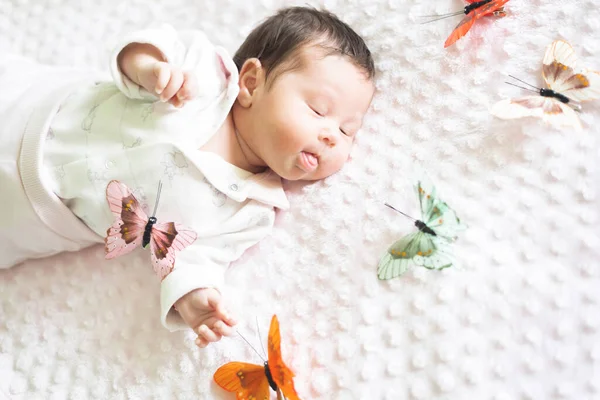 Hermoso Recién Nacido Dos Meses Edad Está Rodeado Coloridas Mariposas —  Fotos de Stock