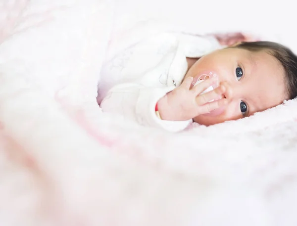 Krásné Dítě Leží Zabalené Růžové Přikrývce Plastovou Bradavkou Tlamě Dítě — Stock fotografie