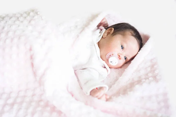 Hermoso Bebé Yace Envuelto Una Manta Rosa Con Pezón Boca —  Fotos de Stock