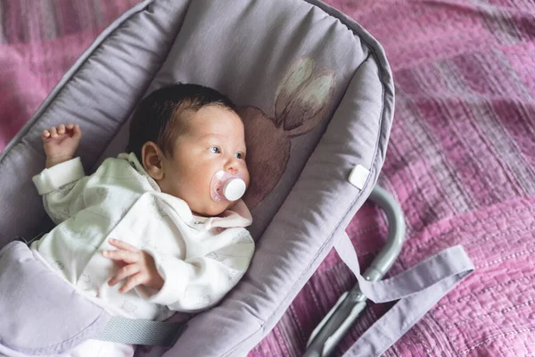 Bebé Recién Nacido Con Chupete Plástico Boca Todavía Yace Columpio —  Fotos de Stock