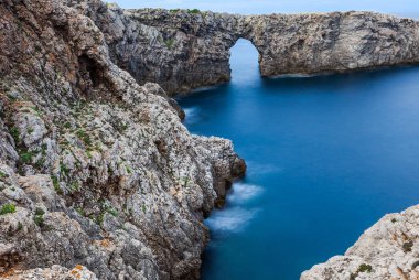 Doğal taş köprü kenarı, kuzeyinde Minorca, Menorca, Balear Adaları, İspanya