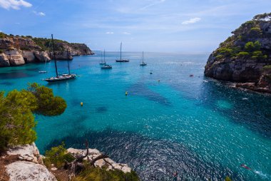 Deniz zümrüt yeşili güzel güneşli bir günde Beach güneyinde Minorca, Menorca, Balear Adaları, İspanya