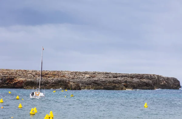 Menorca güneyinde Sa Olla plaj yanındaki küçük Bay yalnız, 