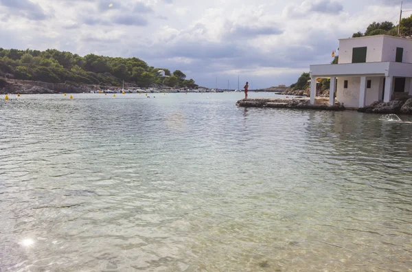 Ciudadela, Minorca, Menorca, Balear Adaları, İspanya güneyinde Cala Santandria bulutlu günde