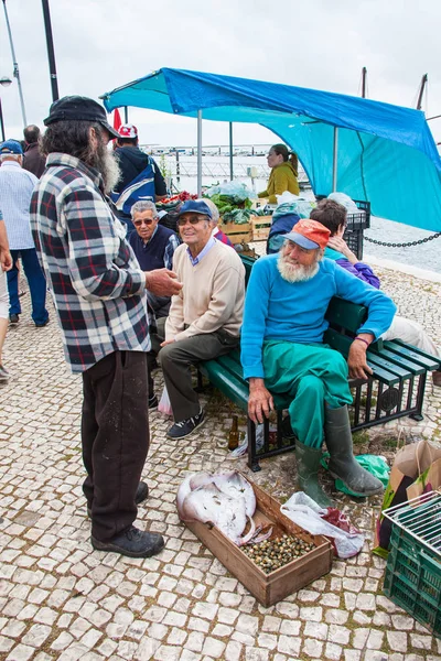 Eski balıkçı stingrays, Olha sokak pazarında satış çalışır