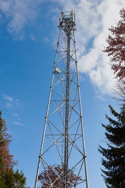 Metalen Zendmast Het Bos Tegen Blauwe Lucht Nieuw Communicatiepunt Technologische — Stockfoto