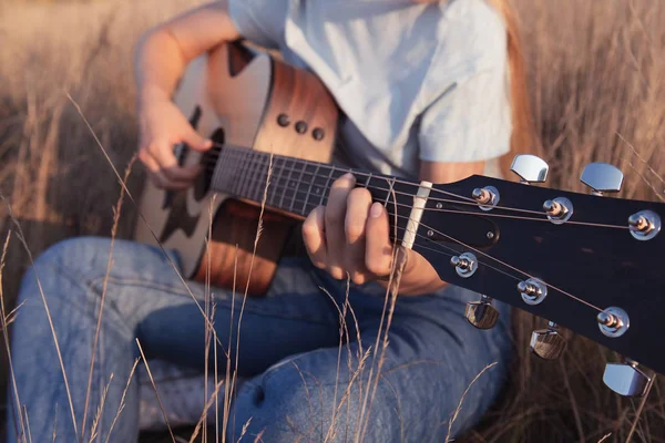 Flickan Spelar Akustisk Gitarr Fältet Vid Solnedgången Fingrarna Gitarren Natur — Stockfoto