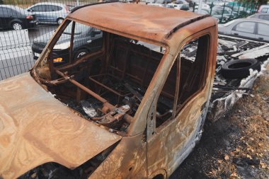 Paslı araba park yerinde yanmış. Bir araçtan diğerine ateş ediliyor. Yangınla çarpışma kazası. Hurda metal..