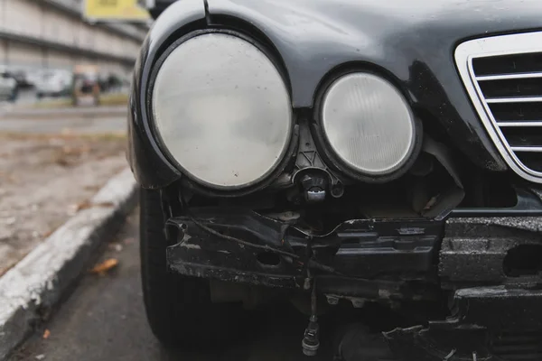 Κλείσιμο Μαύρου Αυτοκινήτου Μετά Από Ατύχημα Μπάμπερ Ξέσκισε Αμάξι Αναμονή — Φωτογραφία Αρχείου