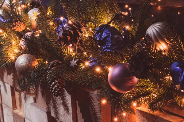 Όμορφα Διακοσμητικά Στο Ξύλινο Σπίτι Χριστουγεννιάτικα Μπαλάκια Και Γιρλάντα Κλαδιά — Φωτογραφία Αρχείου