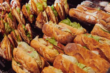 Bir sürü marul ve etli sandviç. Tezgahta nefis taze yemek var. Ciabatta ve puf böreği..