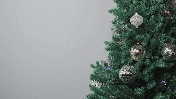 Πράσινο Faux Χριστουγεννιάτικο Δέντρο Στο Γκρι Φόντο Διαφορετικά Γυάλινα Μπιχλιμπίδια — Φωτογραφία Αρχείου