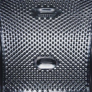 Çamaşır makinesi varilinin metal yüzeyi. Boş bir çamaşır makinesinin içinde. Paslanmaz çelik örneği. Soyut arkaplan. Çamaşır konsepti fotoğrafı. Kare resim.