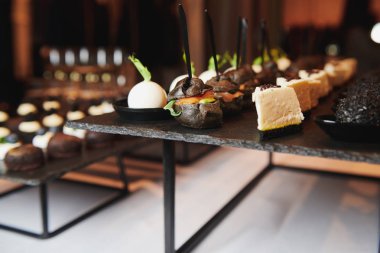 Etkinlikte somonlu ve farklı peynirli güzel atıştırmalıklar. Balık ve keçi peynirli lezzetli mezeler. Siyah büfede stand-up yemeği. Yemek servisi..