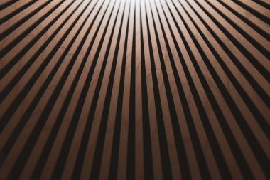 Soyut kahverengi ahşap arka plan ve gradyan. İnce tahta yatık kalaslar. Avizenin içinde. Bulanık fotoğraf.