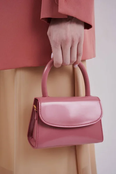 Όμορφο Δέρμα Λακαρισμένο Ροζ Τσάντα Στο Χέρι Του Κοριτσιού Πολυτελής — Φωτογραφία Αρχείου