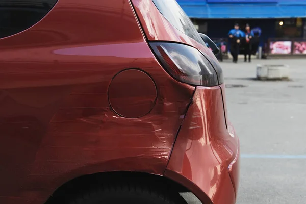 Roter Kleinwagen Nach Crash Unfall Seitenhieb Malerei Von Schlechter Qualität — Stockfoto