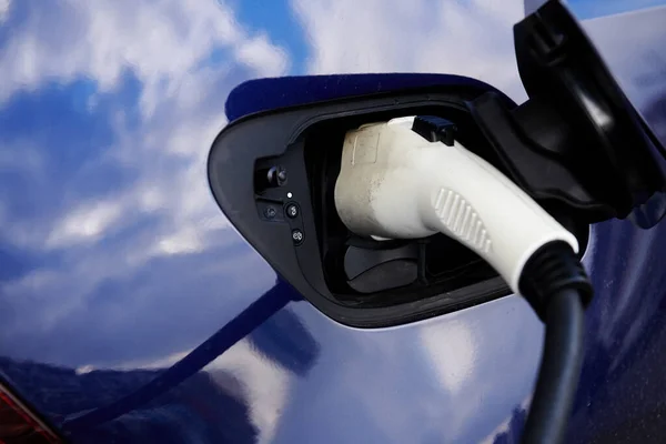 White Plug Connector Blue Electric Car Car While Charging Battery — Stock Photo, Image