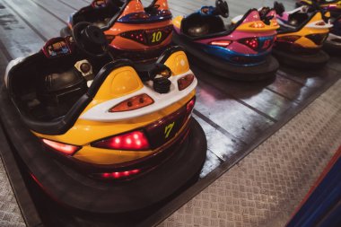 Lunaparkta parlayan ışıkları olan boş çarpışan arabalar. Çekicilikle dolu bir panayır. Renkli çakışmalar.