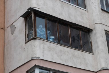 Balkonda bir yığın boş plastik şişe. Geri dönüşüm için plastik montajı.