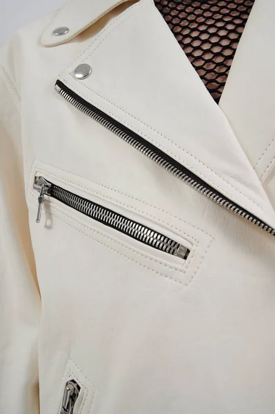Bir Sürü Metal Fermuarlı Beyaz Deri Ceket Beyaz Ceketli Bir — Stok fotoğraf