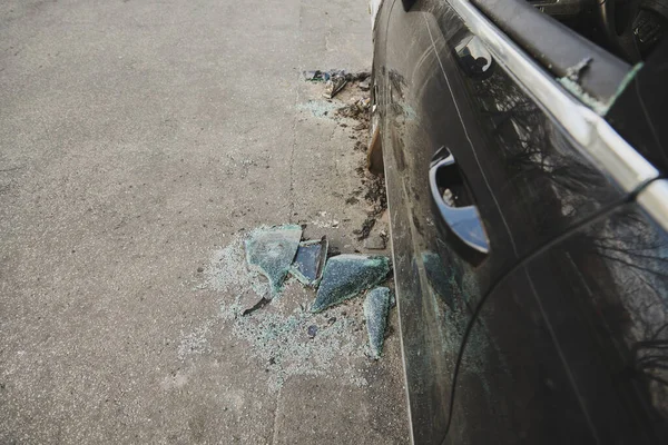 運転中の火災 事故後に壊れた窓のある通りに黒い車 自動車事故のコンセプト写真 — ストック写真