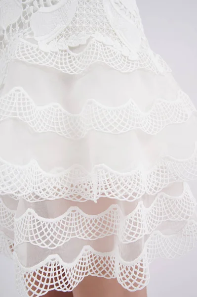 Mädchen Wunderschönen Weißen Hochzeitskleid Aus Tüll Mit Rüschen Nahaufnahme Vertikales — Stockfoto