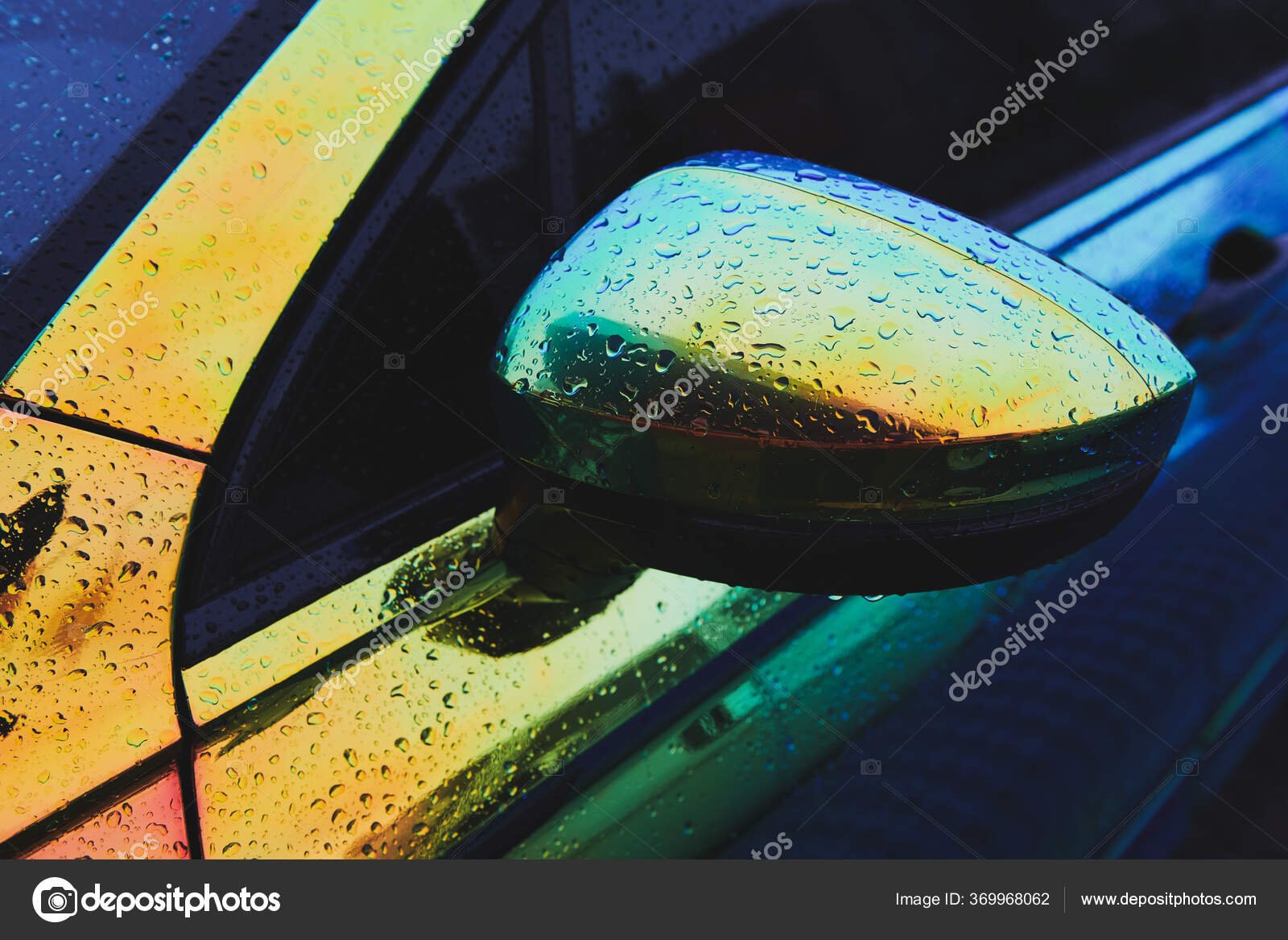 Chamäleon Holographische Farbe Auto Nach Dem Regen Seitenspiegel Mit  Wassertropfen - Stockfotografie: lizenzfreie Fotos © apazuhanich 369968062