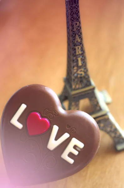 Choklad hjärtan på paris bakgrund, valentine, kärlek, romantik, — Stockfoto