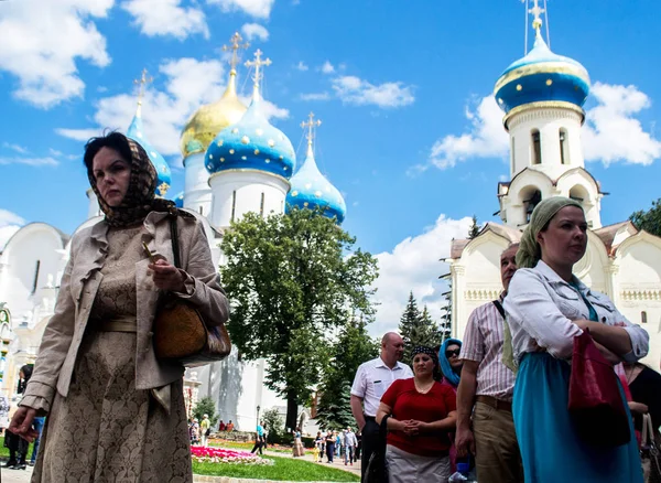 Yatay, insanlar büyük Trinity-St Sergius Lavra için dua edeceksin. Ağustos 2014. Moscow region, Rusya Federasyonu — Stok fotoğraf