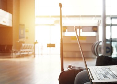 yatılı ve havaalanında bir la ile çalışmak için bir adam waititng