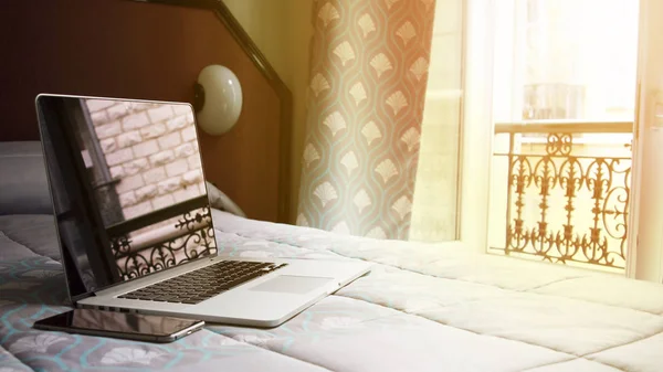 otel odası, iş, blogging, iş co yatakta üstünde PC
