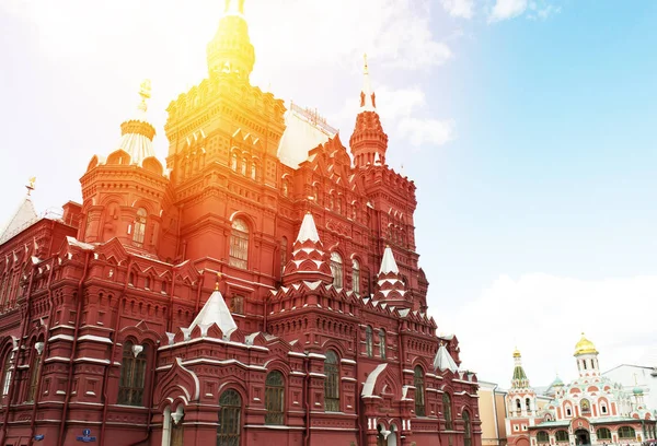 Devlet Tarih Müzesi, Moskova, Rusya, Kızıl Meydan üzerinde seyahat — Stok fotoğraf