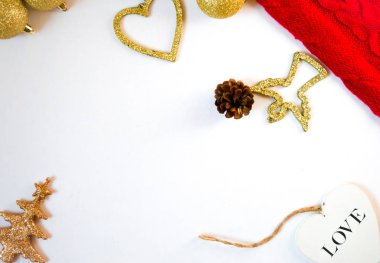 Beyaz arka planda, İsa'nın altın ve gümüş Noel dekorasyon