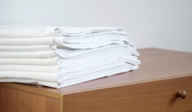 ahşap göğüs üzerinde beyaz backrou beyaz ütülü keten yığını