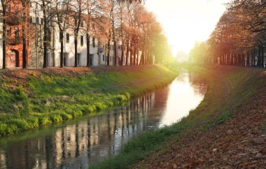 sonbahar ağaç köprü ve sırasında güzel bir İtalyan parkta rive 