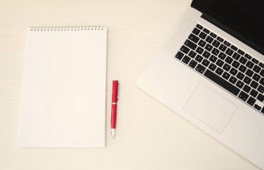 dizüstü not defteri ve kalem kopya alanı Beyaz ahşap tablo 