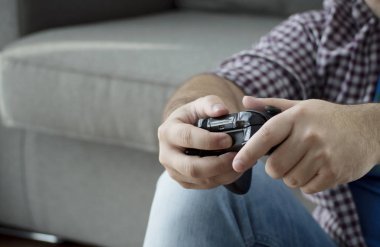 genç bir adam iskambil video spor evde joystick ile t harcama