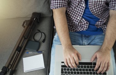 bir genç adam fotoğrafçı ya da evde oturan çalışan Tasarımcısı 