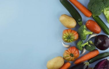 vegan gıda ve yemekler. Kopya mavi zemin üzerine sebze sp