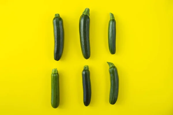 Fondo abstracto de verduras. Calabacín verde en el bac amarillo — Foto de Stock