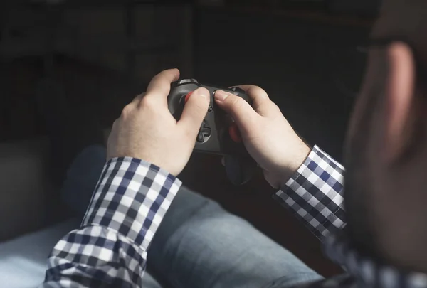 hav rahatlatıcı joypad tutmak ve video oyun, genç bir adam