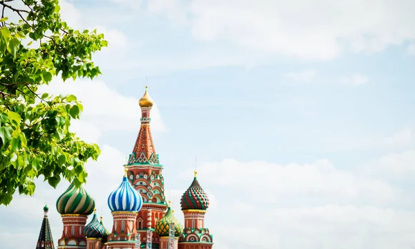 Panoramic görüntülemek Moskova Kızıl Meydan Kremlin kuleleri üzerinde İsa S — Stok fotoğraf